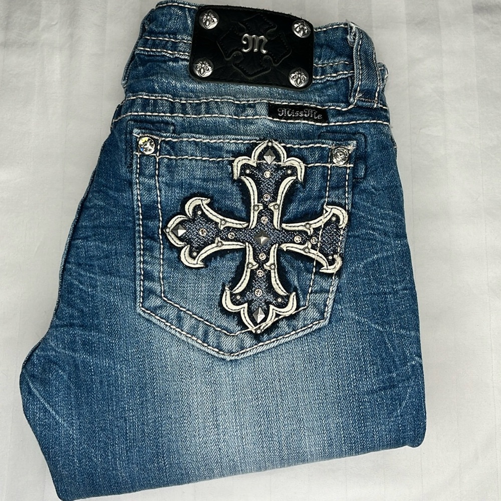 Miss Me - Women's Signature Cuffed Capri
Style # JP7022P
Size 26